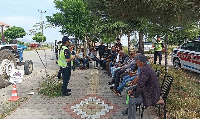 Trafik jandarmasından çiftçilere traktör güvenliği eğitimi
