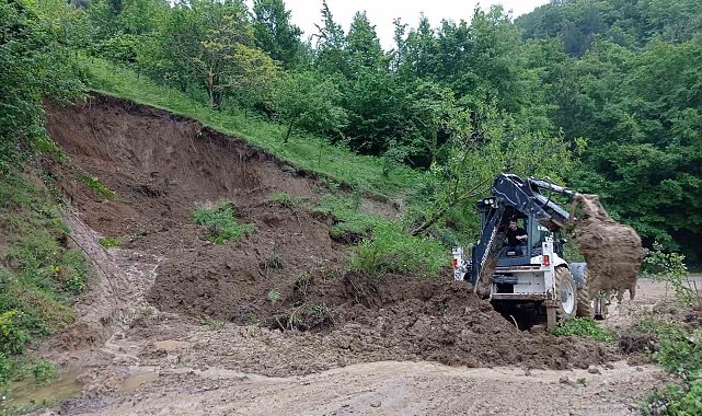 Türkeli'nin köy yollarında yaşanan heyelanların izleri siliniyor