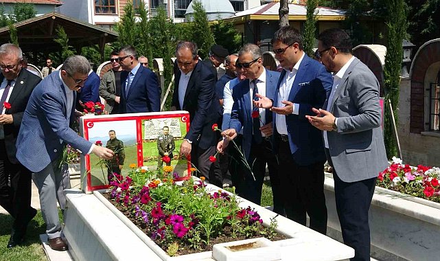 Uşak'ta arife günü şehitler mezarı başında anıldı
