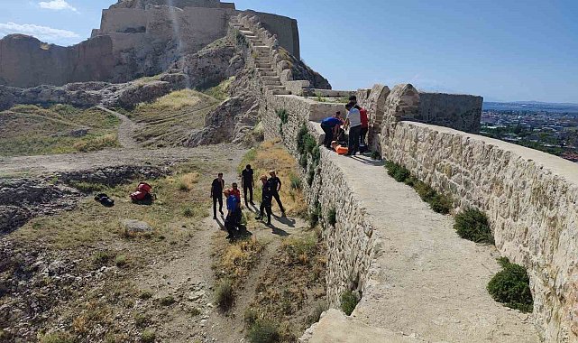 Van Kalesi'nden düşüp ayağı kırıldı, ekipler tarafından kurtarıldı