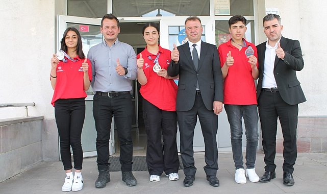 Yarışmadan dereceyle dönen belde okulunun azimli öğrencileri günün yarısını çalışarak geçiriyorlar