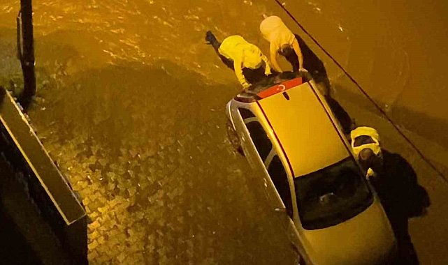 Yolda mahsur kalan aracın imdadına trafik polisleri yetişti