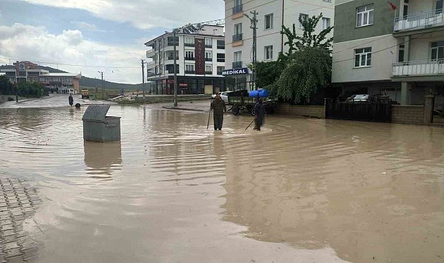 Yolların göle döndüğü Beyşehir'e rekor yağış