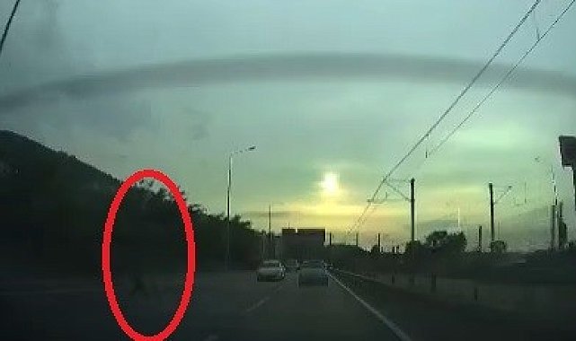 Yolun ortasına atlayan şahsa araç böyle çarptı