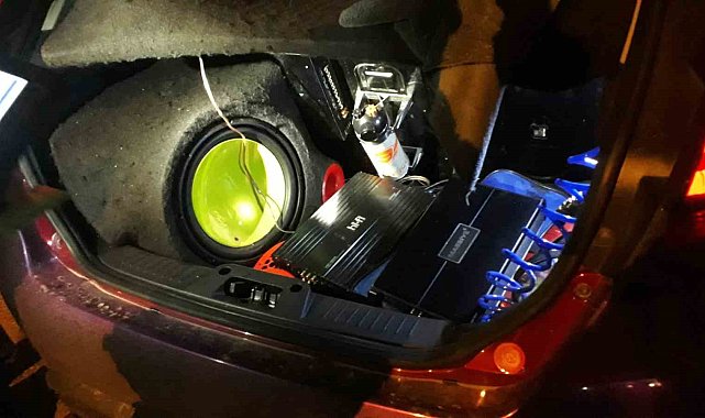 Yüksek sesle müzik dinleyerek vatandaşları rahatsız eden 18 sürücüye 17 bin TL ceza kesildi