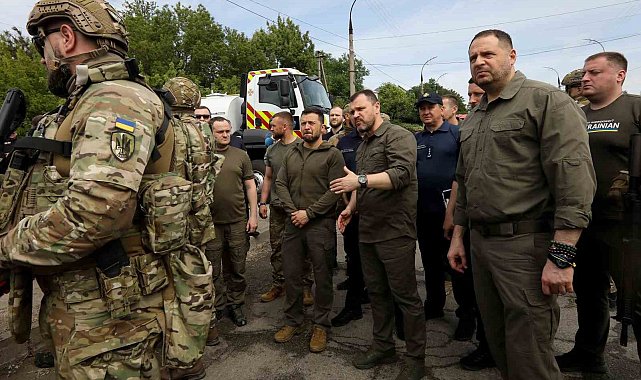 Zelenskiy'den hidroelektrik santralinin vurulduğu Herson'a ziyaret