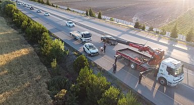 2 metrelik şarampolden aşağı düşen otomobilde 3 kişi yaralandı
