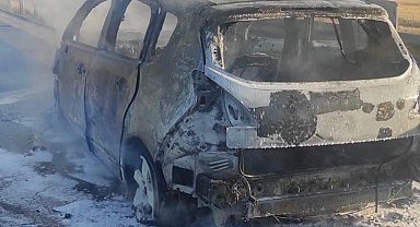 Aksaray'da yanan otomobil küle döndü