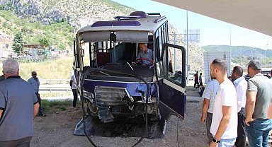 Amasya'da otomobille çarpışan minibüs köprü ayağına daldı: 8 yaralı
