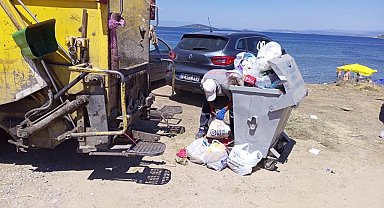 Ayvalık Belediyesi'nin temizlik ekipleri bayramda 10 bin ton çöp topladı