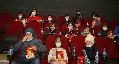 Başkan Genç'ten, öğrencilere karne hediyesi sinema