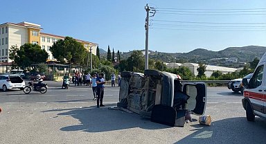 Çarpışan otomobillerden biri takla attı: 1 yaralı
