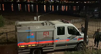 Dengesini kaybederek gölete düşen genç kayboldu