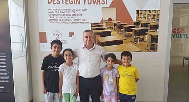 Depremzede minikler kaldıkları yurdun müdürü ile bayramlaştı