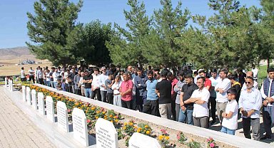 Diyarbakır'da PKK'nın 31 yıl önce katlettiği 2'si çocuk 10 kişi anıldı