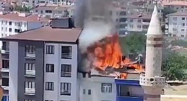 Elazığ'da çatı alev alev yandı