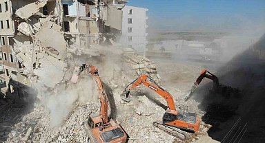 Enkaz kentte bayram tatilinin ardından iş makinası sesleri yankılanmaya başladı