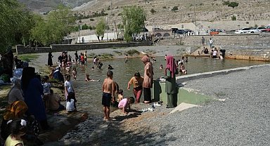 Erzincan'da sıcaktan bunalan vatandaşlar havuzda serinledi