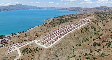 Göl manzaralı köy konutları, tatil köyünü aratmıyor