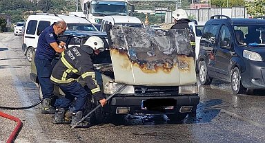 Hatay'da seyir halindeki araç alev alev yandı