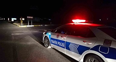 Karaman'da otomobil tıra çarptı: 5 yaralı