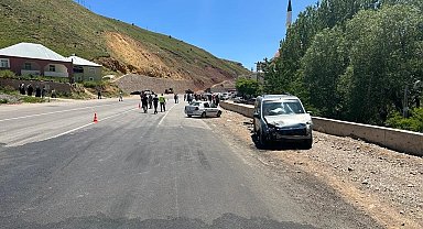 Karlıova'da otomobil ile hafif ticari araç çarpıştı: 6 yaralı