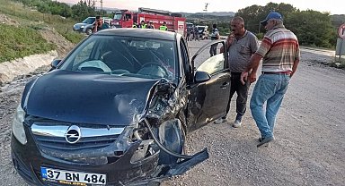 Kastamonu'da hafif ticari araç ile otomobil çarpıştı: 10 yaralı