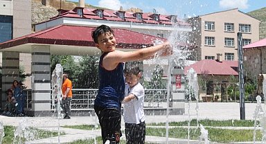 Kavurucu sıcaklara çocuklardan çözüm: fıskiyelerle ve su balonlarıyla serinlediler