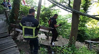 Kayalıklardan düşen genci kurtaran ekipler trenle hastaneye yetiştirdi