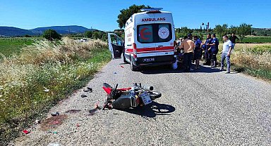 Kırkağaç'ta motosiklet traktöre çarptı: 2 yaralı