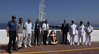 Kuşadası denizine şehitler anısına çiçek bırakıldı