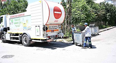 Mamak'ta çöp konteynerleri temizleniyor