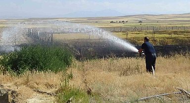 Mangal yapayım derken tarlasını yaktı