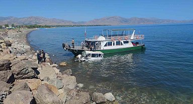 Minibüs Van Gölü'ne uçtu: 11 yaralı