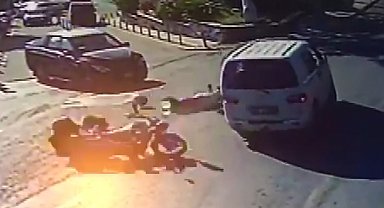Motosiklet ile minibüsün karıştığı 1 ölümlü kaza güvenlik kamerasında
