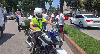 Motosikletle otomobil çarpıştı