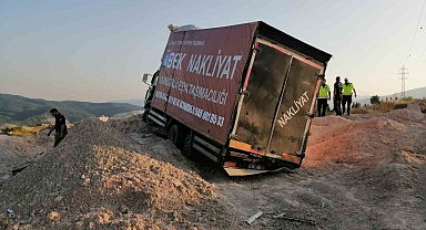 Nakliye kamyonu toprak yığınına saplandı: 1 yaralı