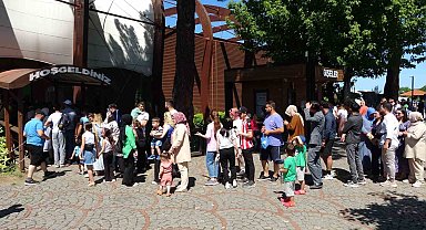 Ordu Boztepe'ye gitmek isteyen vatandaşların teleferik yoğunluğu