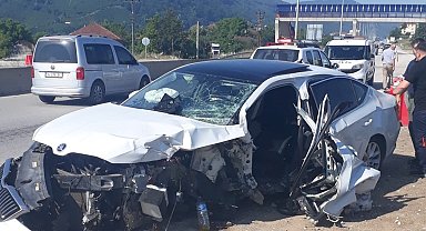 Otomobil beton bariyerlere çarptı: 3'ü çocuk 5 yaralı