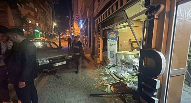 Otomobil pide dükkanına daldı, cam çerçeve aşağı indi