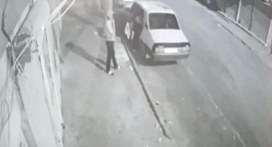 Otomobilin kapısını açıp içindeki malzemeleri çaldılar
