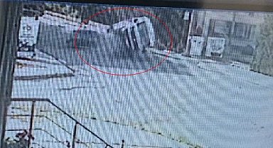 Otomobille çarpışan işçi servisinin devrildiği kaza kamerada