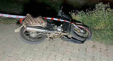 Park halindeki otomobile çarpan motosiklet sürücüsü yaralandı