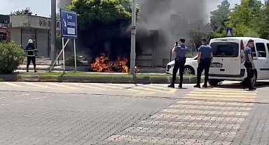 Seyir halindeki motosiklet alev alev yandı
