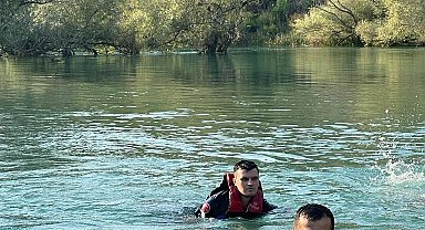 Sular yükselince adacıkta mahsur kaldılar