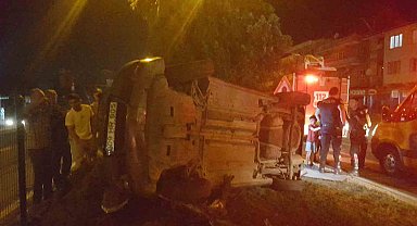 Sürücüsünün direksiyon hakimiyetini kaybettiği araç yan yattı: 1 yaralı