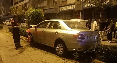 Sürücüsünün direksiyon hakimiyetini kaybettiği otomobil orta refüje çıktı
