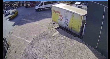 SUV tipi araç, çarpıştığı hafif ticari aracın üstünden atladı: 1 yaralı