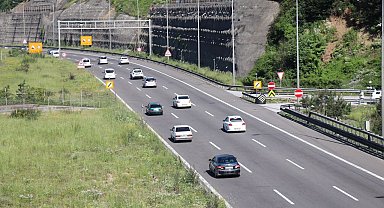TEM'in ve D-100 kara yolunun Bolu geçişinde akıcı yoğunluk devam ediyor