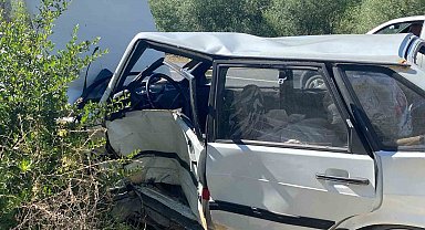 Uşak'ta iki otomobil çarpıştı: 2 yaralı